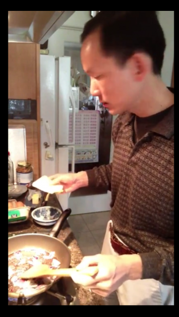 Challen demonstrates cooking scrambled eggs