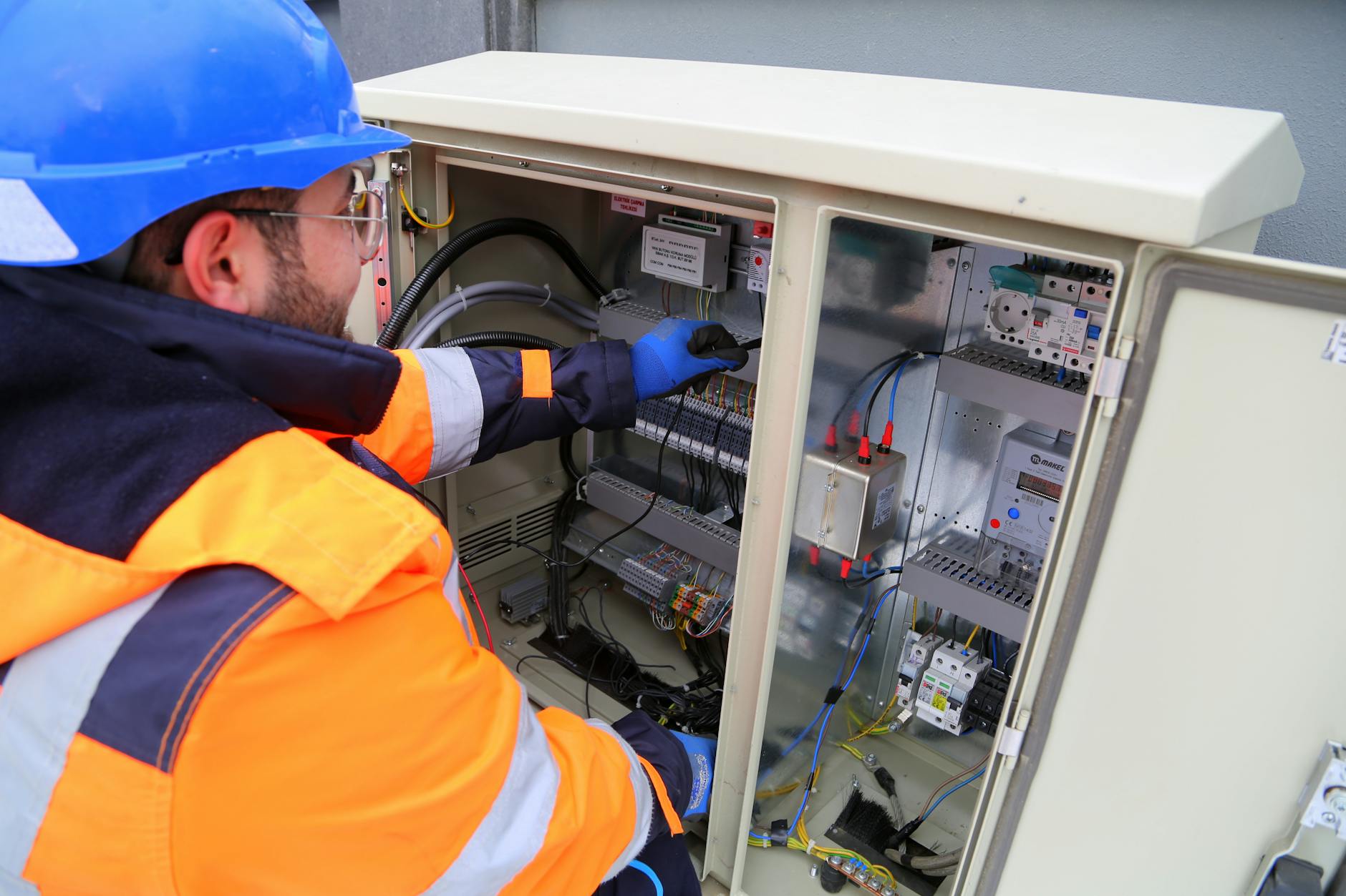 electrician by fuse box