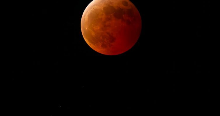 blood moon lunar eclipse over wenatchee