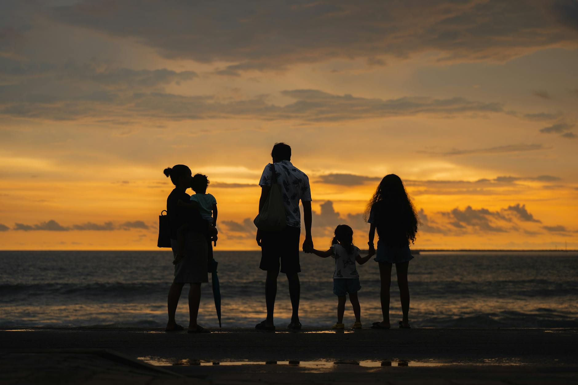 family silhouette at colombo sunset beach